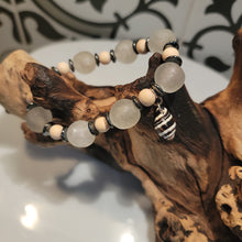 Load image into Gallery viewer, Zebra shell bracelet
